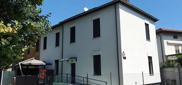 Villa bifamiliare, ottimo stato, 320 m², Regina Pacis, Reggio Emilia