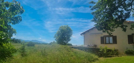 Belle propriété avec une vue imprenable sur les montagnes, en bordure d'une village avec commerces. Grand jardin