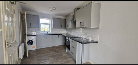 Flat to rent in Bungalow Road, Edlington, Doncaster DN12