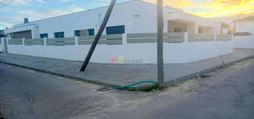 Moradia T4 nova com Garagem e Piscina em Azeitão