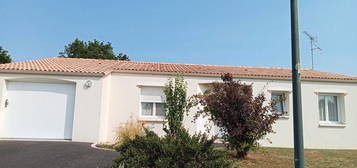 Maison plein pied 93m2, 3ch, garage, stationnements