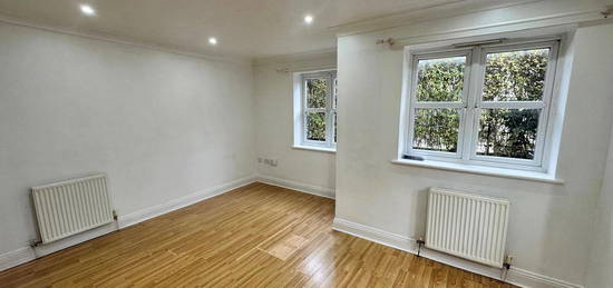 Flat to rent in Nestles Avenue, Hayes UB3