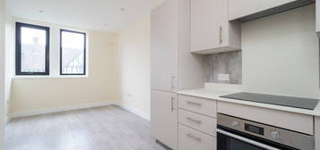 Flat to rent in Ewell Road, Cheam, Sutton SM3