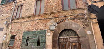 CASA SEMINDIPENDENTE A PESCIA