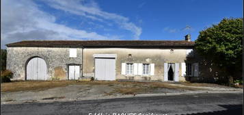 DPT 17, LONZAC, Maison en pierre 75 m² à vendre avec grands garages et dépendances sur 1299m² se terrain