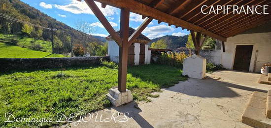 Ardèche, à Beauvène dans un hameau paisible grande maison familiale avec posibilité d'un second logement en RDC. Très belle vue et  emplacement ensoleillé