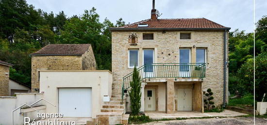 Echevronne maison en pierre