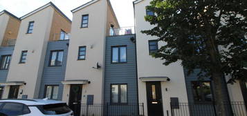 Town house for sale in Selkirk Drive, Oakridge Park, Milton Keynes MK14