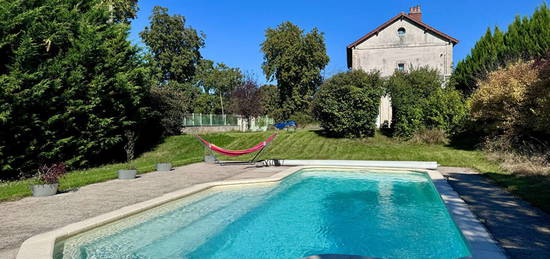 Maison T7 avec Vaste Terrain et Piscine