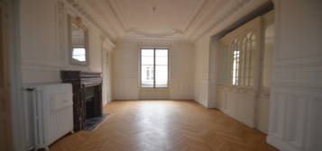 Location appartement 6 pièces 230 m²