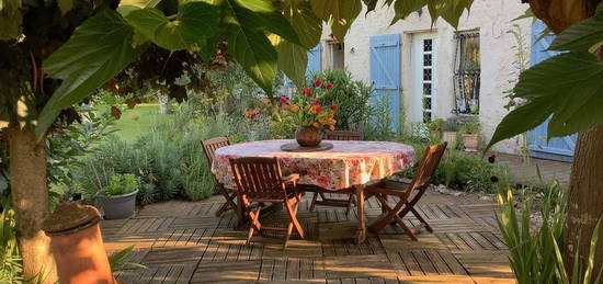 Longère et sa piscine dans le marais poitevin