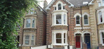 Flat to rent in Chaucer Road, Bedford MK40