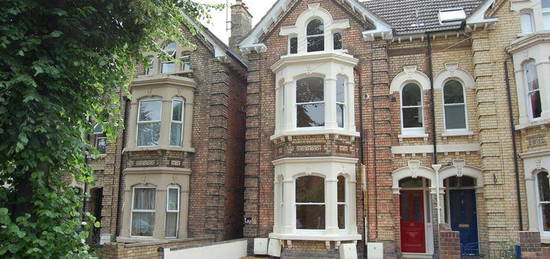 Flat to rent in Chaucer Road, Bedford MK40