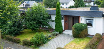 Einzigartiges Einfamilienhaus im Bungalow-Stil mit großem Garten und Doppelgarage