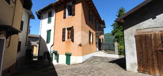 CASA SEMINDIPENDENTE A CORNIGLIO