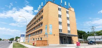 2075 Portage Ave #103, Winnipeg, MB R3J 0L1