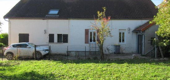 Ensemble immobilier: 1 louée et l'autre à rénover, 5 chambres, jardin, 3 garages.