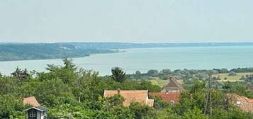 Balatonalmádiban panorámás lakás, duplagarázzsal eladó