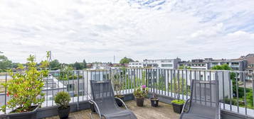 Schickes Penthouse mit Dachterrasse, 4 Zimmern, Kamin, 2 Bädern und Einbauküche in Düsseldorf Flehe!