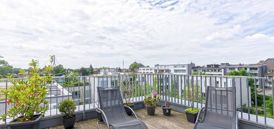 Schickes Penthouse mit Dachterrasse, 4 Zimmern, Kamin, 2 Bädern und Einbauküche in Düsseldorf Flehe!