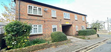 Flat to rent in Carole Court, Chase Street, Luton, Bedfordshire LU1