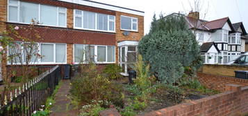 Maisonette to rent in Priory Road, Loughton IG10