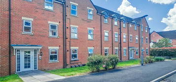 Flat to rent in Cloatley Crescent, Royal Wootton Bassett SN4