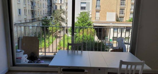 Grand studio refait à neuf avec balcon