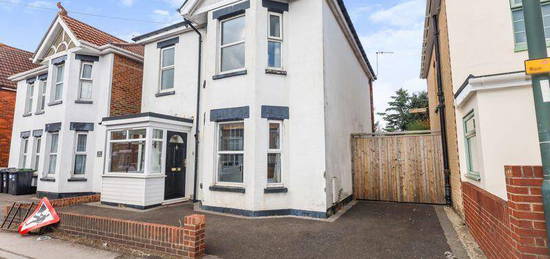 5 bedroom detached house