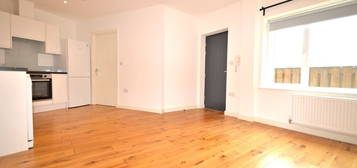 Flat to rent in Belvedere Road, Crystal Palace SE19