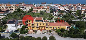 Porzione di villa su due livelli con giardino