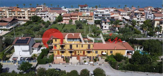 Porzione di villa su due livelli con giardino