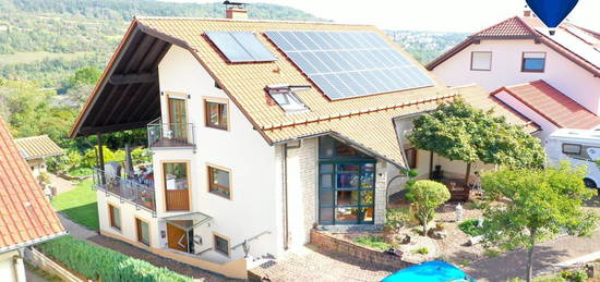 Exklusives Zweifamilienhaus mit großem Garten, 2 Garagen, Solarthermie und Photovoltaik  Inmitten einer begehrten Wohngegend präsentiert sich dieses äußerst ansprechende Zweifamilienhaus als ein...