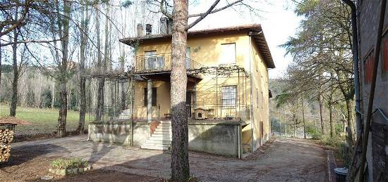 Villa bifamiliare, da ristrutturare, 165524 m², Tre Monti, Imola