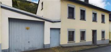 Neuerburg (Eifel): Solides Einfamilienhaus + Garten und Garage mit besonderem Potential