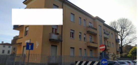 Trilocale all'asta in via Medaglia d'Oro Riccardo Moioli, 4