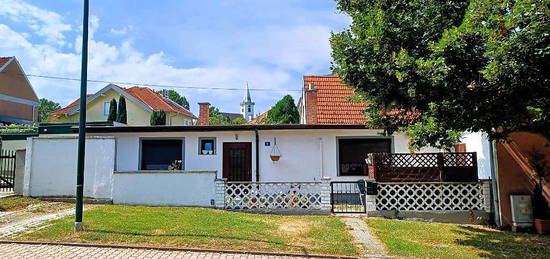 Klein aber mein - Haus mit Vorgarten, Innenhof und Autostellplatz in Siegendorf