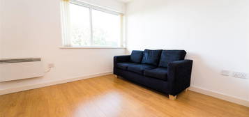 Flat to rent in Broadway, Salford M50