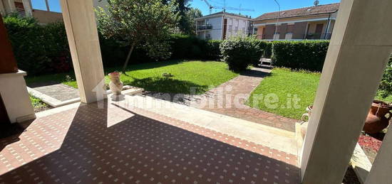 Villa unifamiliare, buono stato, 450 m², Mirandola