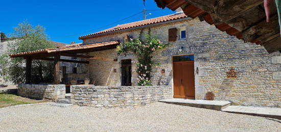 Maison rénovée avec piscine, 6km de Mansle