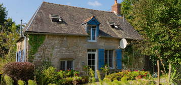 ILLE-ET-VILAINE, Combourg. Jolie maison en pierre de 2 chambres.