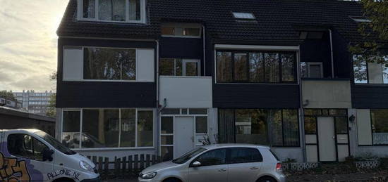 Ruime 6-kamer hoekwoning met royale achtertuin