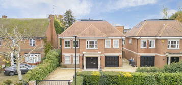 Detached house to rent in Fairgreen East, Cockfosters, Barnet EN4