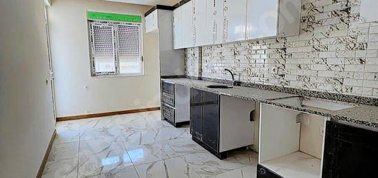 ÇAMLIBELDE TRAMVAYA YAKIN 3+1 140M2 GENİŞ DAİRE