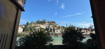 Trilocale via Ponte Pietra, Centro Storico, Verona