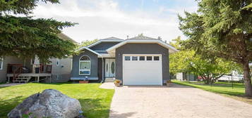 5320 E 46th St, Bentley, AB T0C 0J0