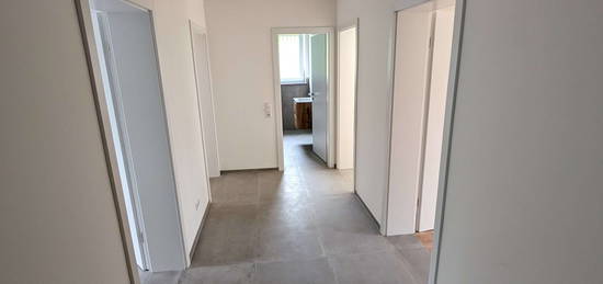 Erstbezug nach Sanierung / Helle 3-Zimmer Wohnung im 1.OG incl. neuer Einbauküche