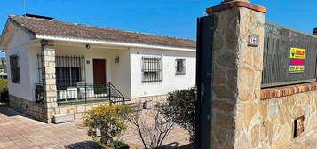 Chalet en avenida Río Guadalquivir en Calalberche, Santa Cruz del Retamar