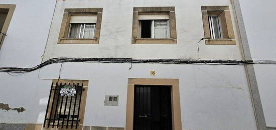 Casa en calle Constitución en Brozas