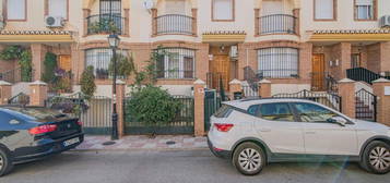 Chalet adosado en venta en calle Platero